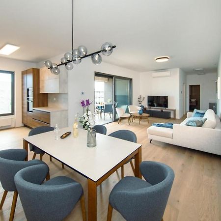 Pr Premium Apartment ロヴィニ エクステリア 写真