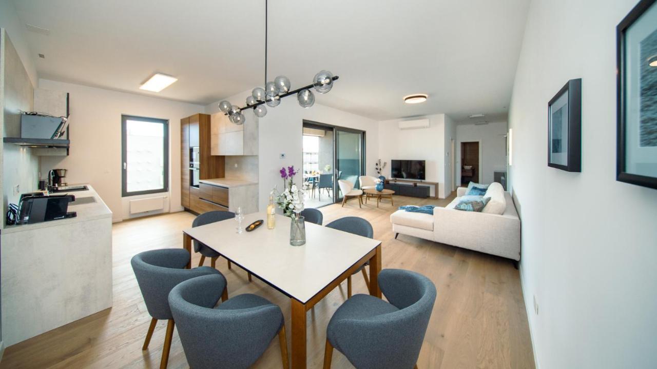 Pr Premium Apartment ロヴィニ エクステリア 写真