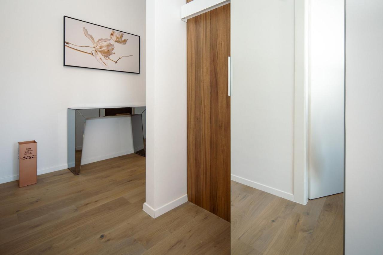 Pr Premium Apartment ロヴィニ エクステリア 写真